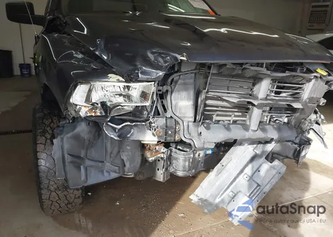 2018 Ram 1500 Express 4X4 6'4 Box z USA, uszkodzony, nr VIN 1C6RR7FG6JS308555